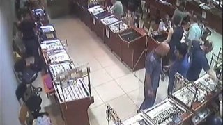 Գողություն ոսկերչական սրահից. որոնվում են լուսանկարներում պատկերված անձինք (Լուսանկարներ)