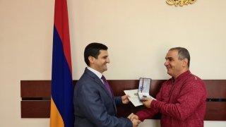 Ֆոտոլրագրող Գագիկ Շամշյանը պարգևատրվել է «Համագործակցության համար» մեդալով (լուսանկարներ)