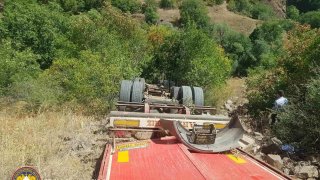 Բեռնատարը կողաշրջվել և ընկել է ձորը. վարորդը մահացել է (լուսանկարներ)