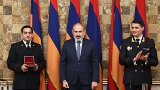 Մեր բոլոր գործողությունների հիմքում պետք է լինի պետությունը և պետական շահը. Վարչապետը ներկա է գտնվել ՔԿ ծառայողի օրվան նվիրված հանդիսավոր նիստին (լուսանկարներ, տեսանյութ)