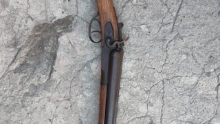 Երևան քաղաքի 55-ամյա բնակիչը կալանավորվել է՝ կանեփի մեծաքանակ բույսեր աճեցնելու, առանձնապես խոշոր չափերով թմրամիջոց և աօպրինի կերպով հարզեն պահելու մեղադրանքով  (լուսանկարներ)