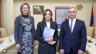 Քննչական կոմիտեի նախագահը և Նիդերլանդների դեսպանը հավաստագրեր են հանձնել վերապատրաստում անցած քննիչներին