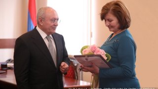 ՀՀ քննչական կոմիտեի նախագահ Աղվան Հովսեփյանը պարգևատրել է քաղաքացիական բարձր գիտակցություն դրսևորած բժշկուհուն