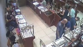 Գողություն ոսկերչական սրահից. որոնվում են լուսանկարներում պատկերված անձինք (Լուսանկարներ)