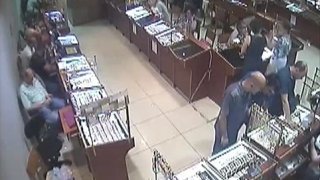 Գողություն ոսկերչական սրահից. որոնվում են լուսանկարներում պատկերված անձինք (Լուսանկարներ)