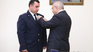 В Котайке раскрыты более десятка случаев квартирных краж; председатель СК РА наградил за профессиональную работу (фото)