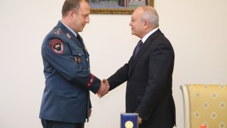 В Котайке раскрыты более десятка случаев квартирных краж; председатель СК РА наградил за профессиональную работу (фото)