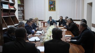 Chairman of RA Investigative Committee Met Dead Servicemen's Relatives (photos)