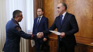 Քննչական կոմիտեի նախագահի տեղակալը պարգևատրել է ոստիկանության մի խումբ ծառայողների (լուսանկարներ)