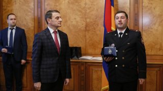 Քննչական կոմիտեի նախագահի տեղակալը պարգևատրել է ոստիկանության մի խումբ ծառայողների (լուսանկարներ)