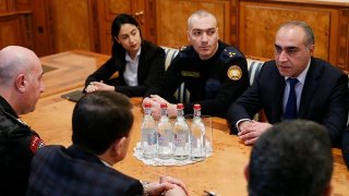 Քննչական կոմիտեի նախագահի տեղակալը պարգևատրել է ոստիկանության մի խումբ ծառայողների (լուսանկարներ)