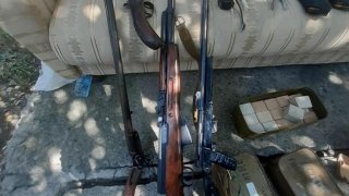 «Երկրապահ կամավորական միություն» ՀԿ Արարատի տարածքային ստորաբաժանման նախագահը ձերբակալվել է՝ ապօրինի կերպով զենք, զինամթերք ձեռք բերելու, փոխադրելու, պահելու կասկածանքով (լուսանկարներ)