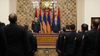 Մեր բոլոր գործողությունների հիմքում պետք է լինի պետությունը և պետական շահը. Վարչապետը ներկա է գտնվել ՔԿ ծառայողի օրվան նվիրված հանդիսավոր նիստին (լուսանկարներ, տեսանյութ)