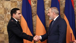 Մեր բոլոր գործողությունների հիմքում պետք է լինի պետությունը և պետական շահը. Վարչապետը ներկա է գտնվել ՔԿ ծառայողի օրվան նվիրված հանդիսավոր նիստին (լուսանկարներ, տեսանյութ)