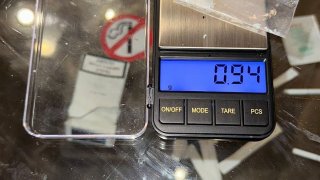 Было обнаружено большое количество наркотиков и предметов для изготовления наркотиков: два человека были арестованы по обвинению в незаконном обороте наркотиков (видео, фото)