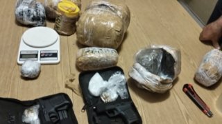 Трое арестованы по делу о контрабанде и незаконном обороте наркотиков «марихуана», «метамфетамин» и «героин» общим весом более 10 кг.